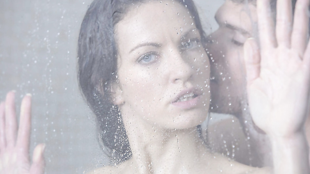 Мужчина нежно пристроился сзади и красиво оттрахал свою милашку прямо в душе