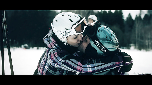 Влюбленная парочка занялась красивым сексом на зимнем курорте и добавила в отдых немного страсти