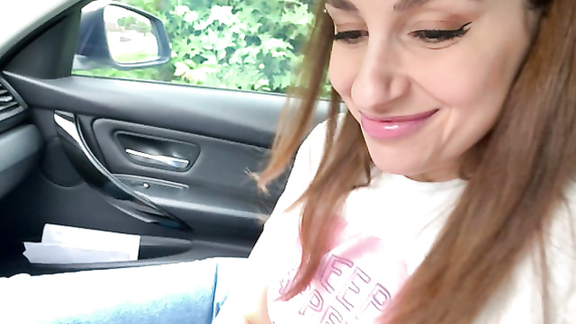 Подруга сама захотела отсосать в БМВ с окончанием в ротик