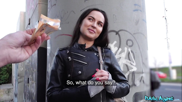 Крутая брюнетка согласилась на секс за деньги с чешским пикапером