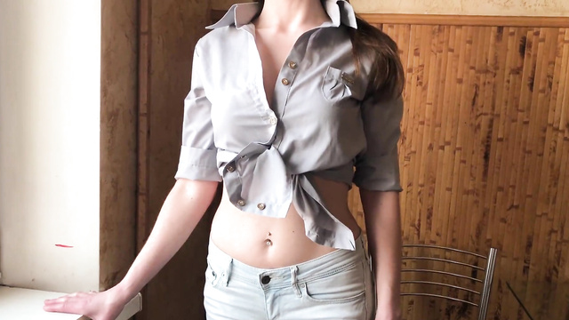 Горячая мамка друга помогла скромному парню избавиться от недотраха