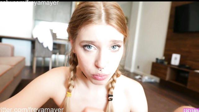 Нимфоманка с бритой киской все время хочет секса с парнем