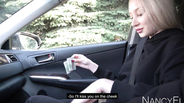 Мужик подвез блондинку и дал ей отсосать член в машине