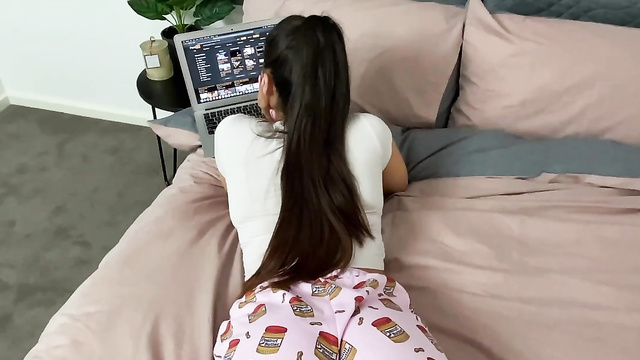 Соседка отодвинула шорты и дала войти в себя