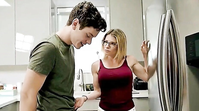 Зрелая мачахе захотела анального секса с молодым парнем