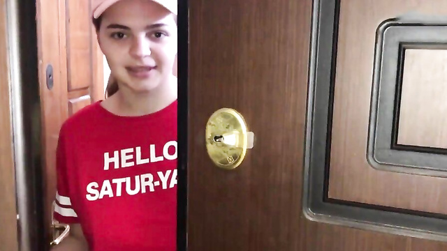 Курьерша ошиблась с доставкой и попала на секс с клиентом