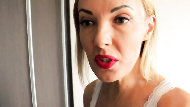 Спалился с грязными трусиками мамы друга у него дома