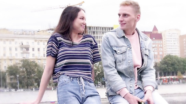 Скромная студентка согласилась зайти в гости к парню и заняться сексом