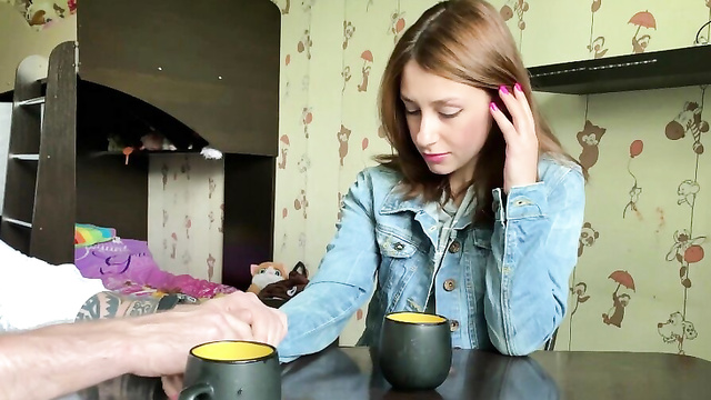 Пригласил в гости скромную девушку и легко развел на секс