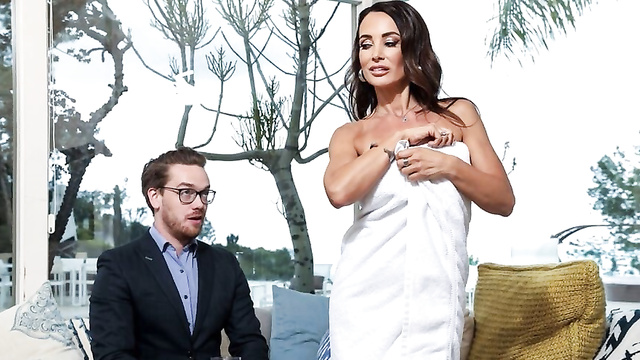 Зешел в гости к шикарной милфе и натянул ее в разных позах