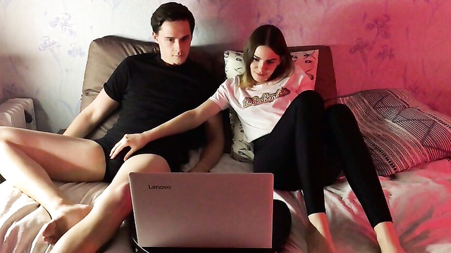 Как же скучно смотреть фильм, давай я тебе сделаю сладкий минет