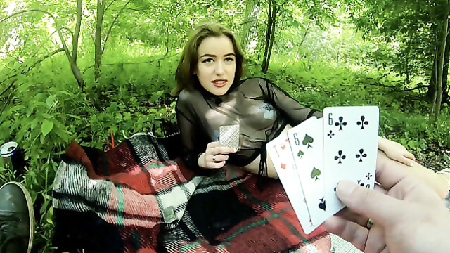 Подруга сыграла в карты на секс с минетом